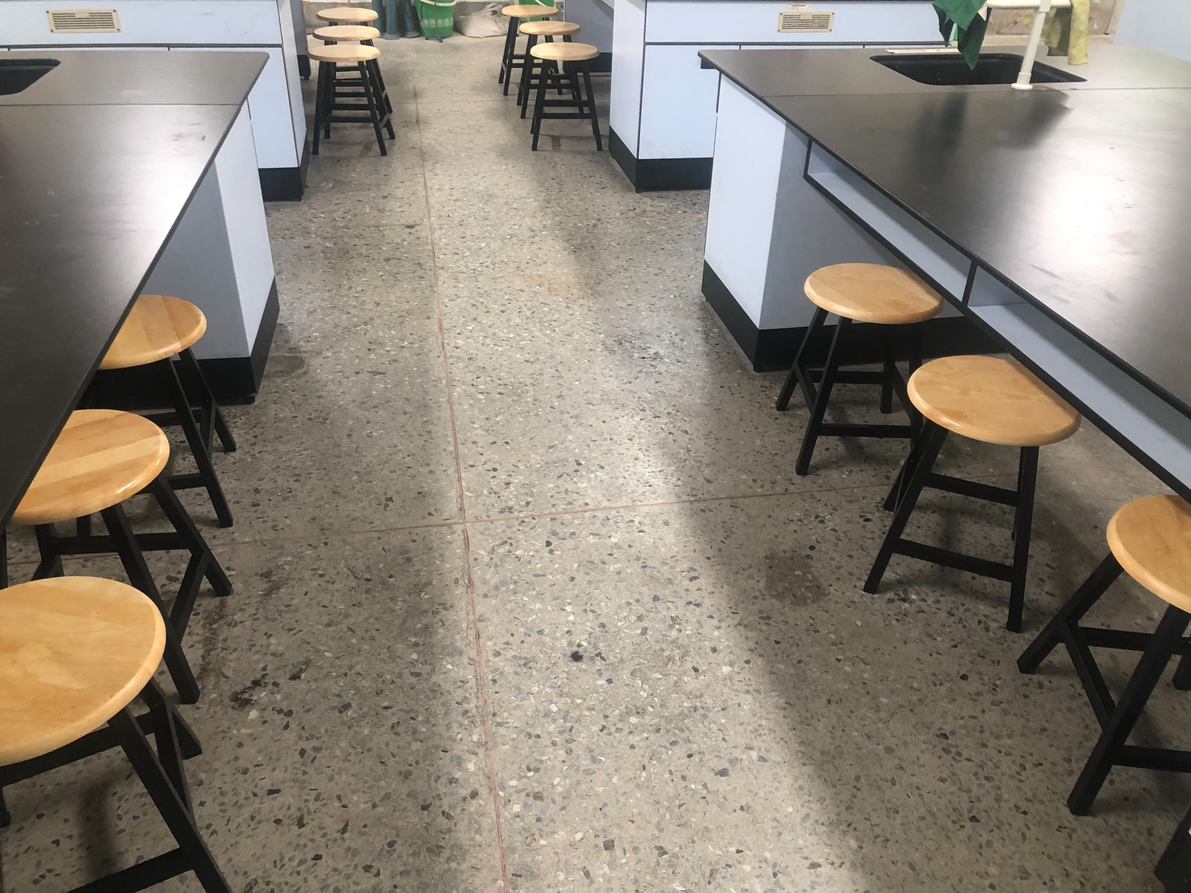 實驗室更換新椅子照片