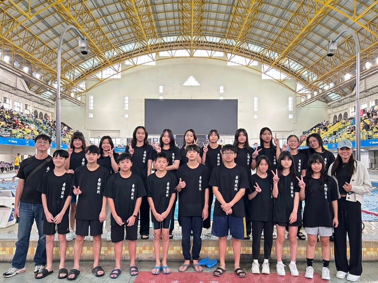 女子游泳隊合照